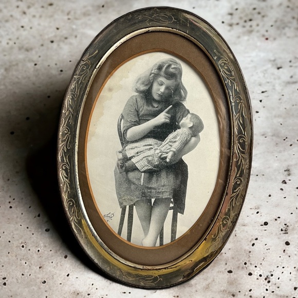 Vintage 40's Oval Round Frame with Creepy Girl with Doll Photo - Picture 1 of 11